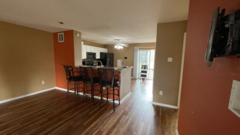 Building Photo - 593 Lazelle Rd