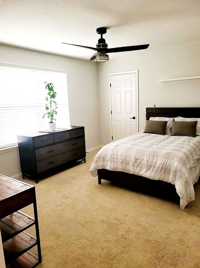 Building Photo - Spacious 4-Bedroom Home in Amelia Walk wit...
