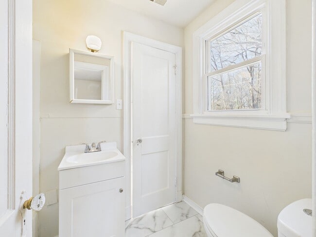 Building Photo - 500 Pelham Dr