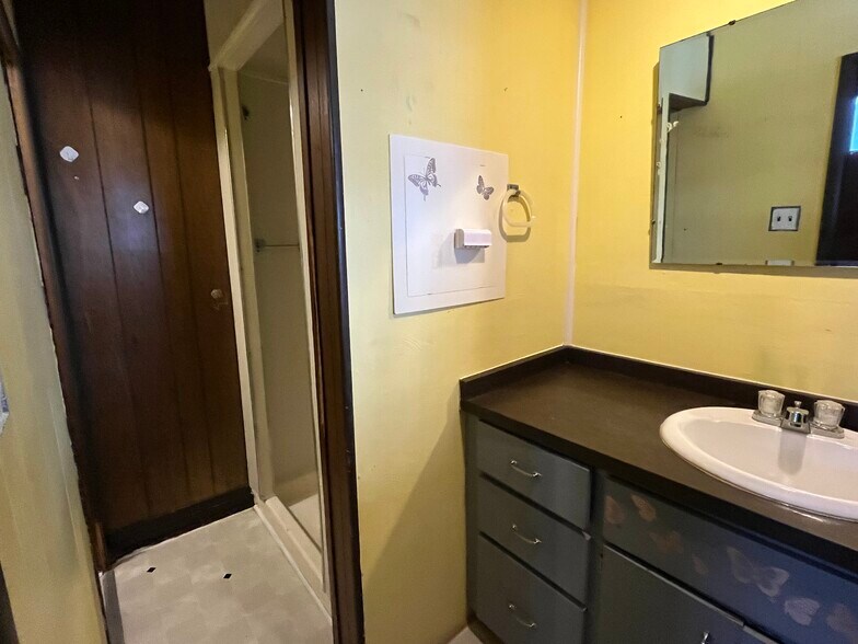 Building Photo - 417 Elm St