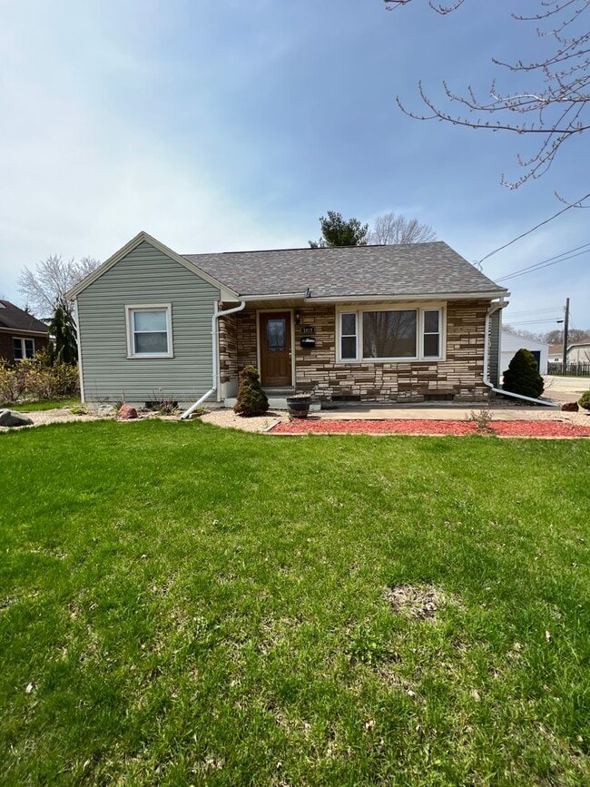 Building Photo - Large Single Family Home on the South Side