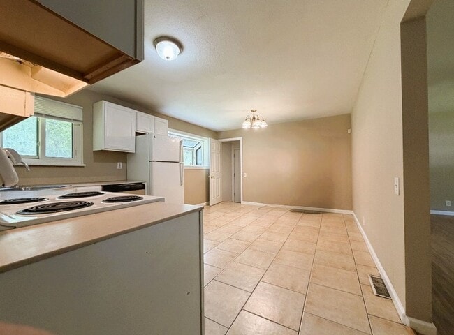 Building Photo - Spacious 3 Bedroom Rental - Ready for Immediate Move-in!