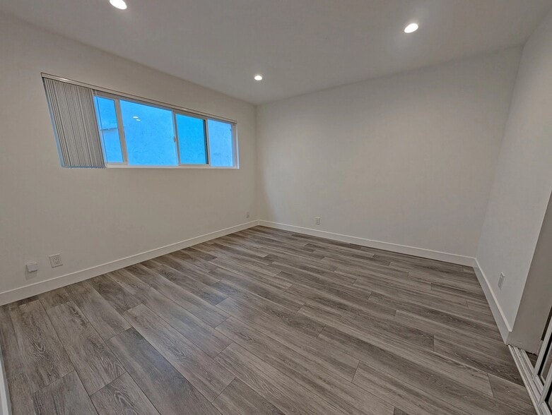 Building Photo - 739 N Sweetzer Ave