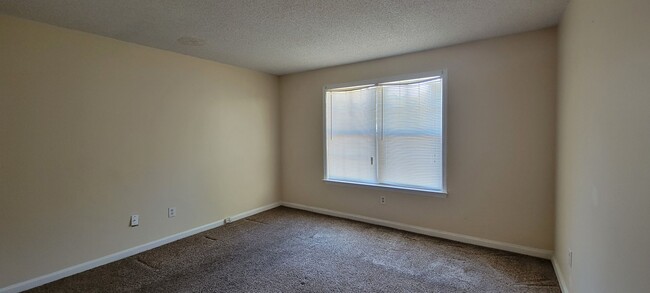 Building Photo - Affordable Roomate Floor Plan - 2 Full Bat...