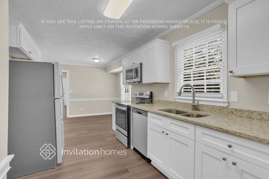 Building Photo - 4011 Colonial Dr SW