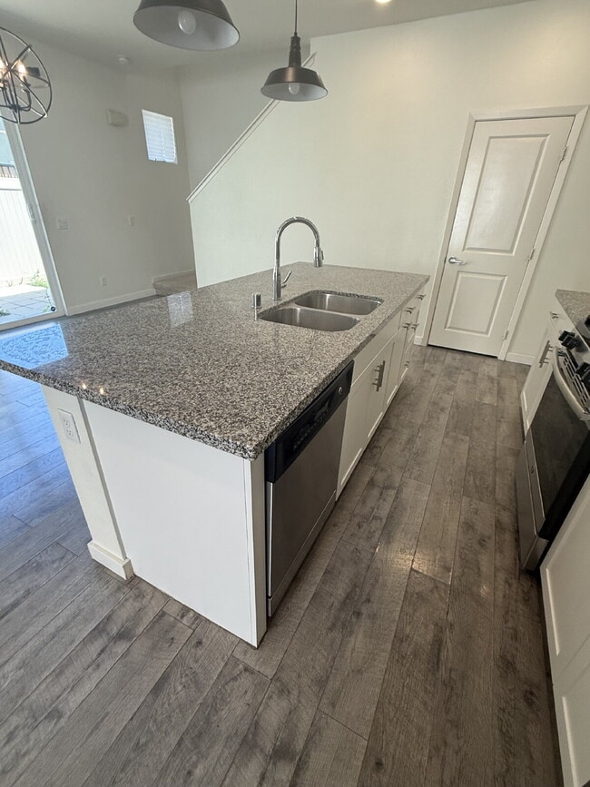 Building Photo - $500 OFF MOVE IN - Must take possession within 14 days.  Located in the desirable Vista Bella com...