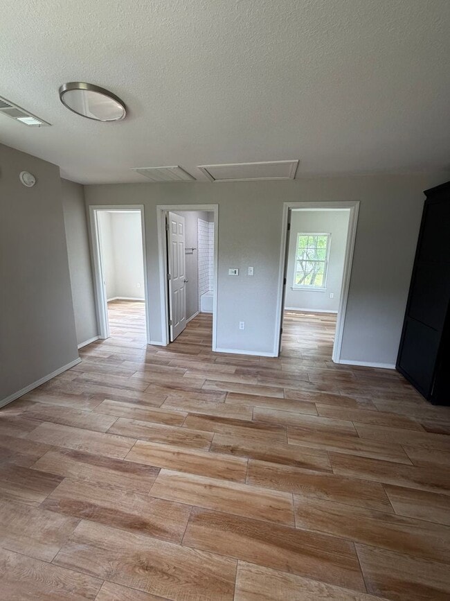 Building Photo - 2 BEDROOM 1 BATH HOUSE ALL ELECTRIC TILE FLOORING CENTRAL HEAT & AIR STACK WASHER/DRYER INCLUDED