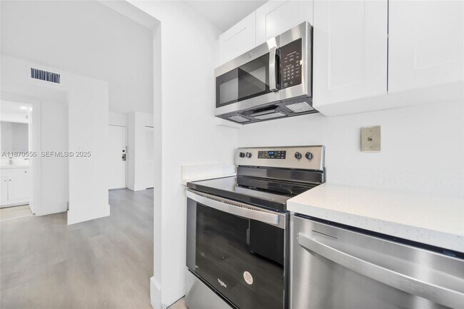 Building Photo - 17021 N Bay Rd