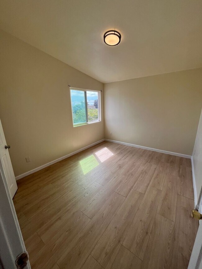 Building Photo - 66 E McFarlane Dr