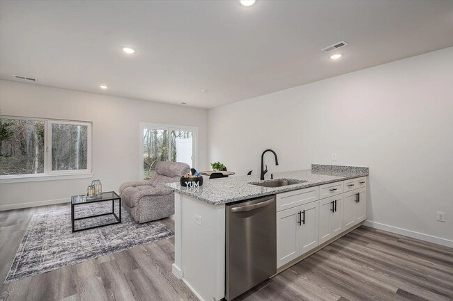Building Photo - 2025 Built Townhome - Move-In Ready!
