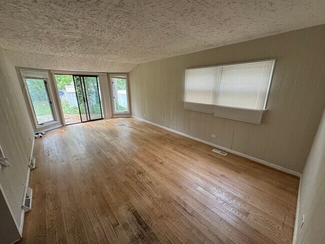 Building Photo - Lovely Ranch house available