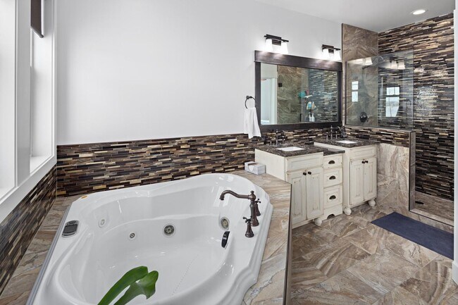 Building Photo - Stunning luxury rental!