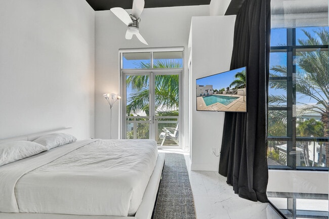 Building Photo - 365 SE 6th Ave