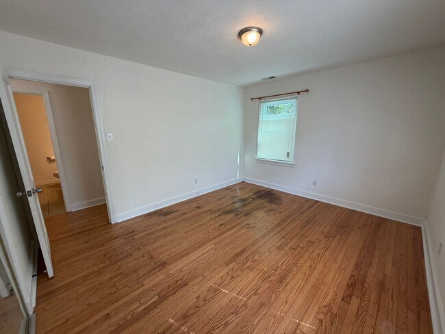 Building Photo - Rancher with Large Back Yard!