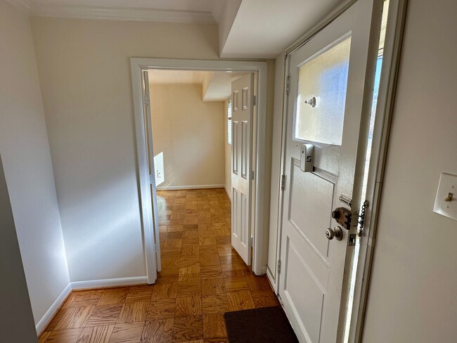 Building Photo - Rarely available 3-Bed, 2-Bath condo in th...