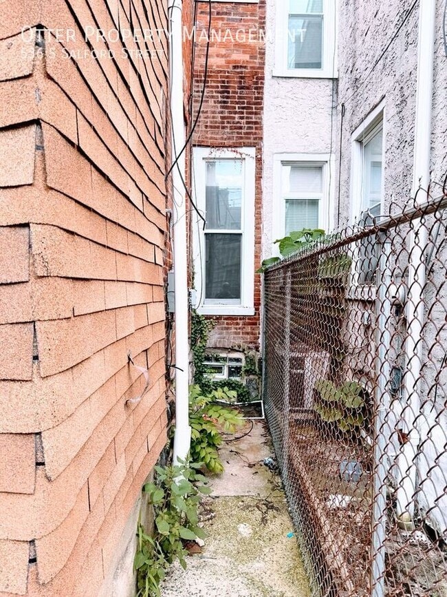 Building Photo - 536 S Salford St