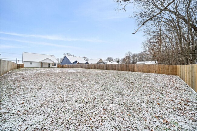 Building Photo - Pet Friendly Three Bedroom with Bonus!