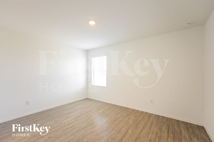 Building Photo - 2424 Lake Hls