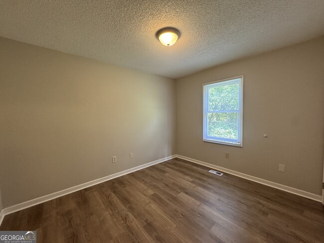 Building Photo - 650 Morton Rd