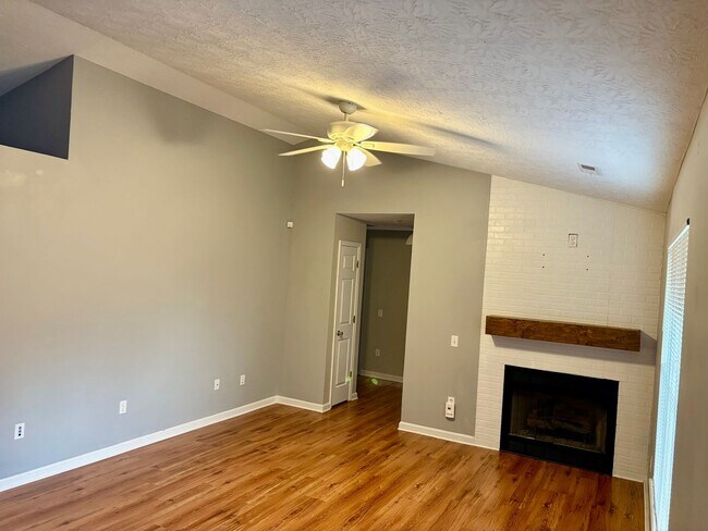 Building Photo - 3 bedroom 2 bath house for rent in Jeffersonville