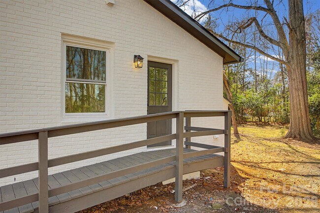 Building Photo - 357 Barnes St