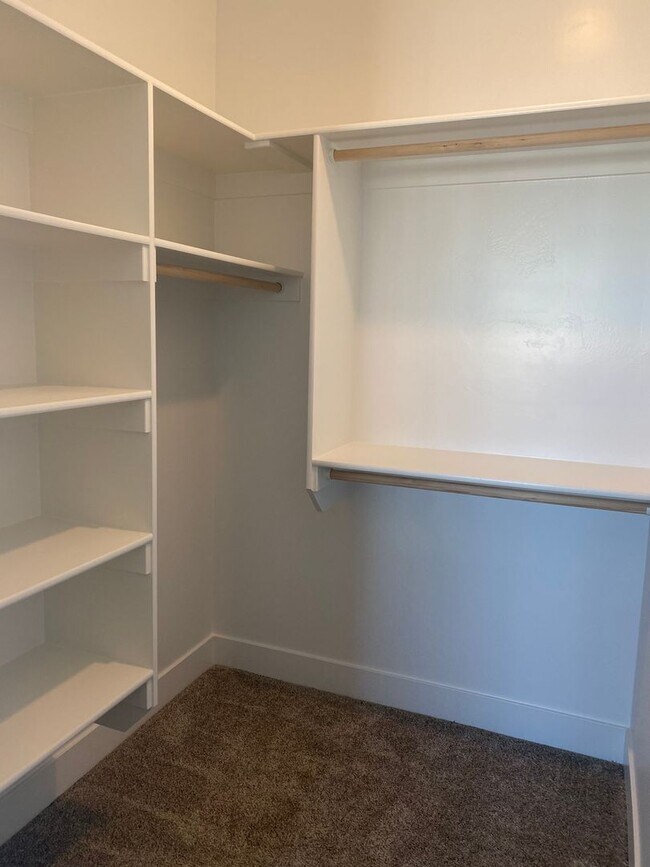 Building Photo - CHECK OUT THIS TOWNHOME IN SUGAR CITY WITH THE HOA and INTERNET INCLUDED!!