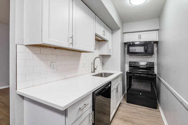 Building Photo - 558 Riverview Dr