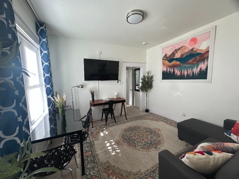 Building Photo - 859 S Grn St