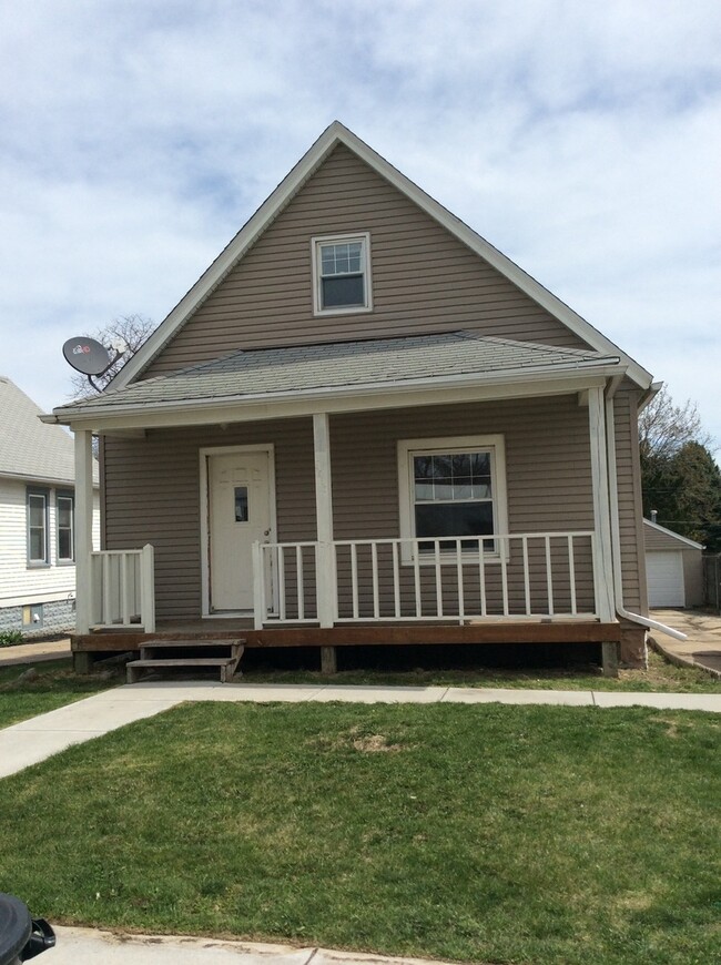 Building Photo - Awesome Three Bedroom -- Great South Omaha...