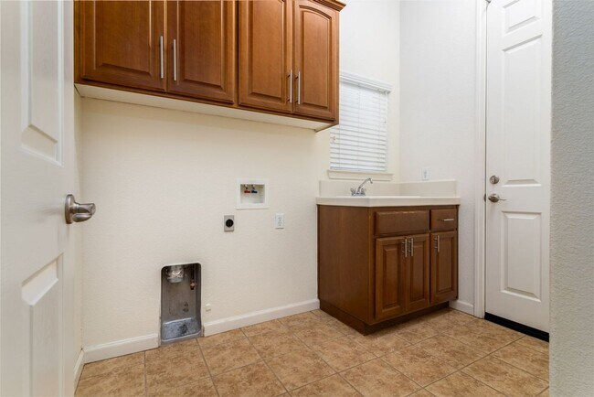 Building Photo - 3350 W Stewart Ave