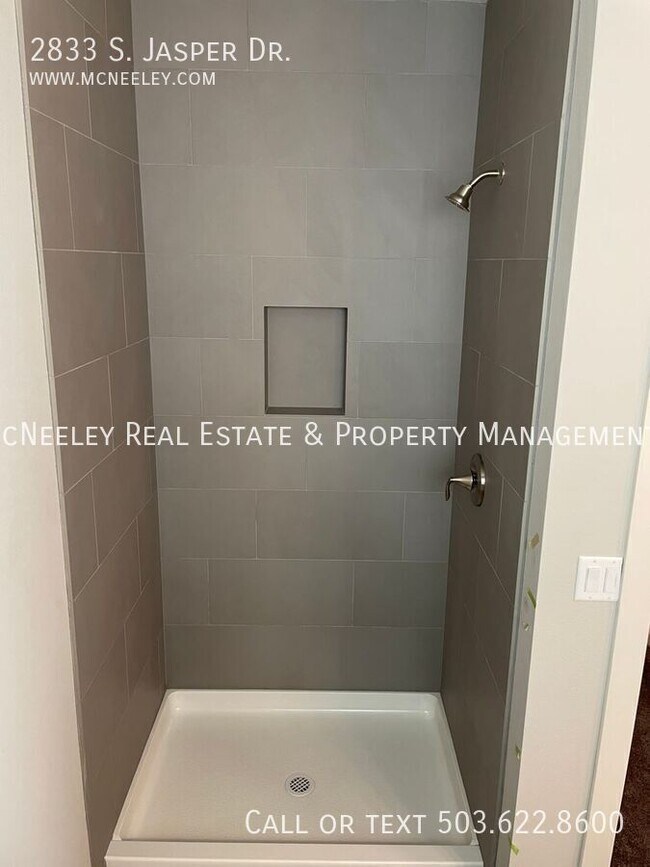 Building Photo - 2833 S Jasper Dr