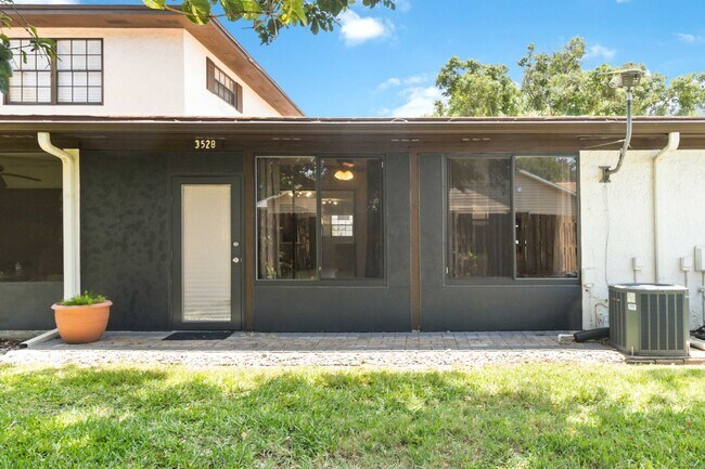 Building Photo - Beautiful Modern 2/1 Townhome in St. Cloud's Pine Lake Villas