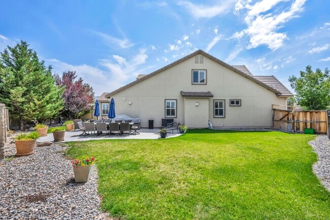 Building Photo - FULLY FURNISHED home with all utilities included and flexible lease options available.