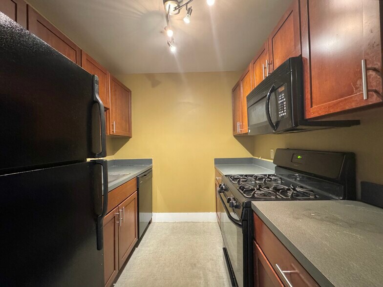 Building Photo - 600 E 8th St