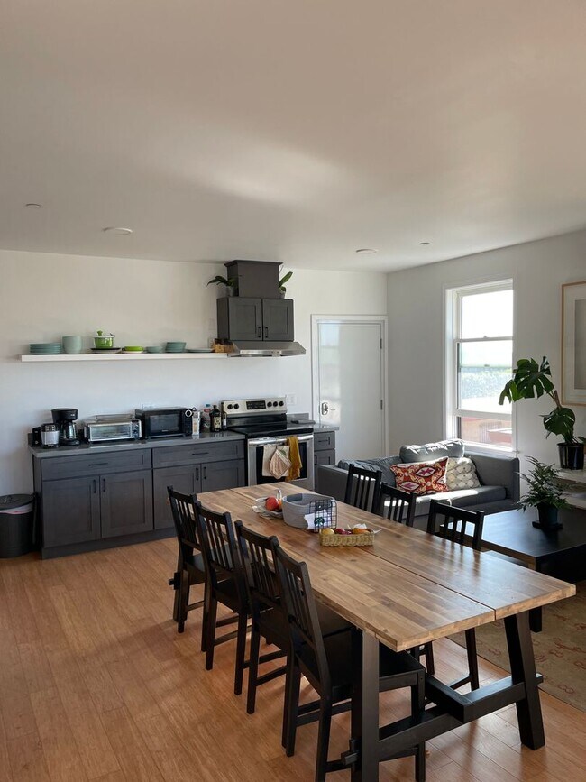 Building Photo - Viewing Schedule: Please call Shami at (41...