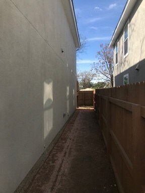 Building Photo - 1611 N Navidad St