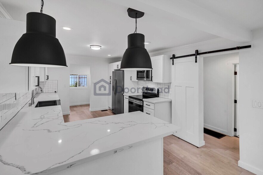 Building Photo - 924 24th Ave S