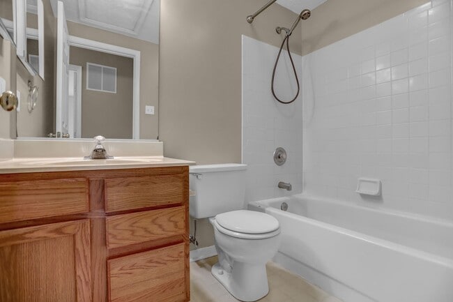 Building Photo - Charming 3-Bedroom Townhome for Rent in Ab...