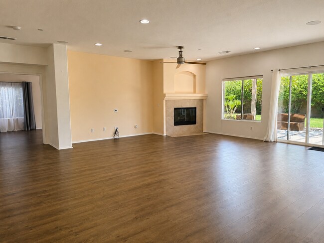 Building Photo - 952 Mira Grande