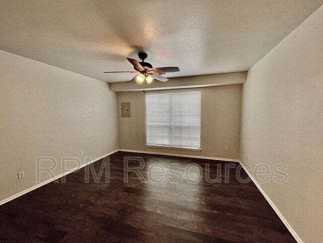 Building Photo - 307 Colony Dr