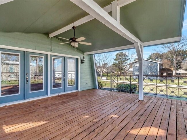 Building Photo - 825 Commodore Dr