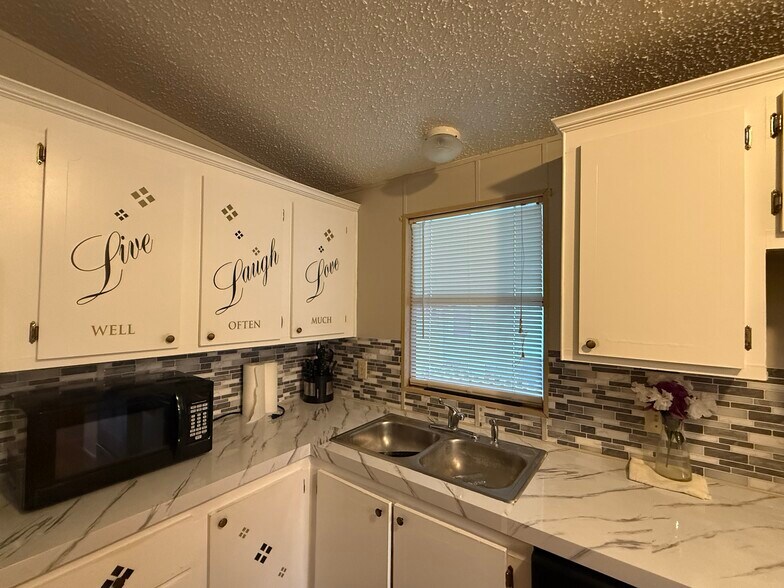 Kitchen - 16648 Daeza Dr
