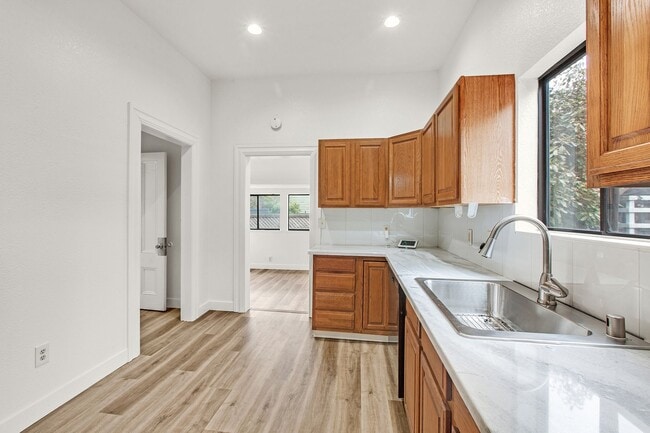 Building Photo - Updated 2 Bedroom Home with Garage in Lowe...