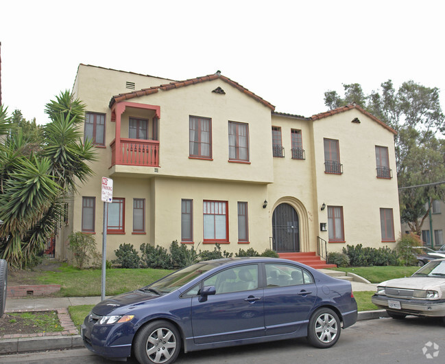 Building Photo - 7811-7817 Oakwood Ave