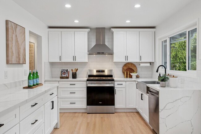 Building Photo - Updated Woodland Estates Home