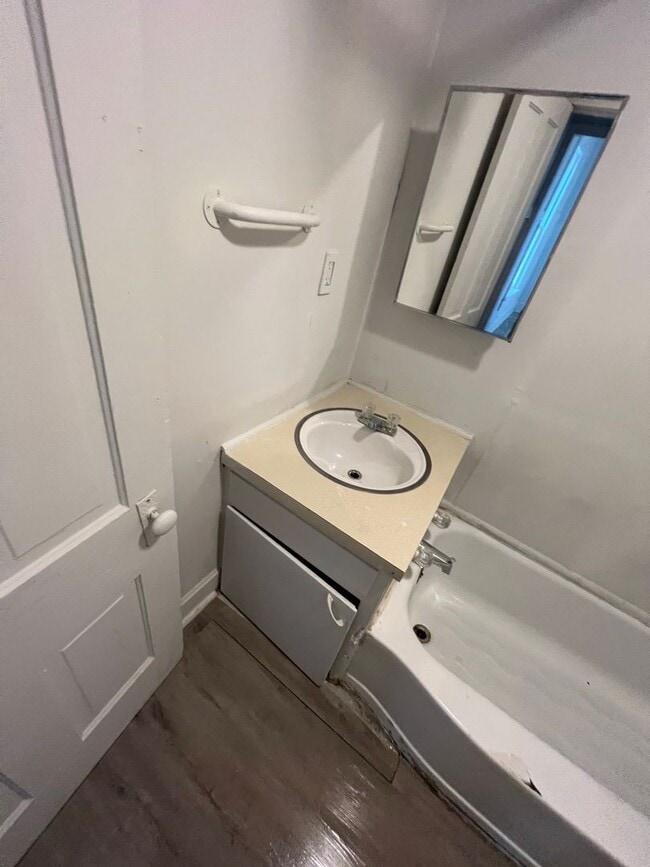 Building Photo - 3 bedroom 2 Bath $875