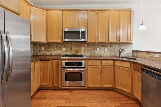Building Photo - Beautiful 3 bedroom house with Private bac...