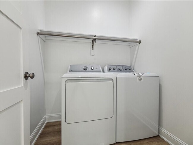 Building Photo - 915 E 37th St