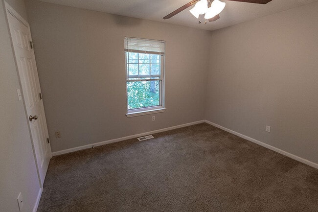 Building Photo - 5569 Pinehurst Ln