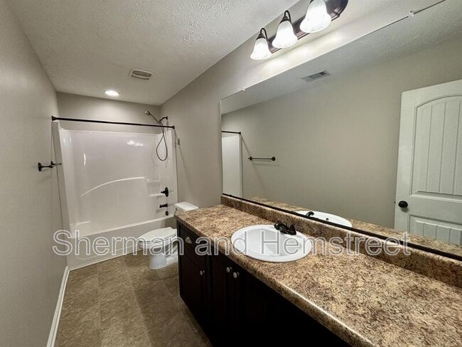 Building Photo - 1426 Collins Dr